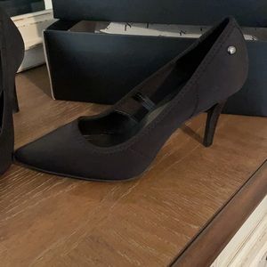 Vera Wang Stretch heels 7Wide